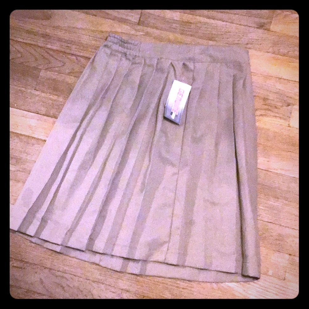 💚💚Girls size 13 khaki pleated skirt